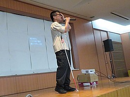 白杖についての講演の様子写真