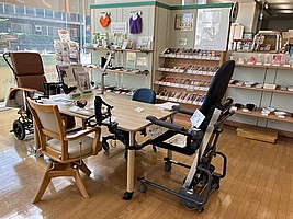 座椅子展示場の様子の写真