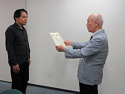 写真 北九州市での表彰式の様子